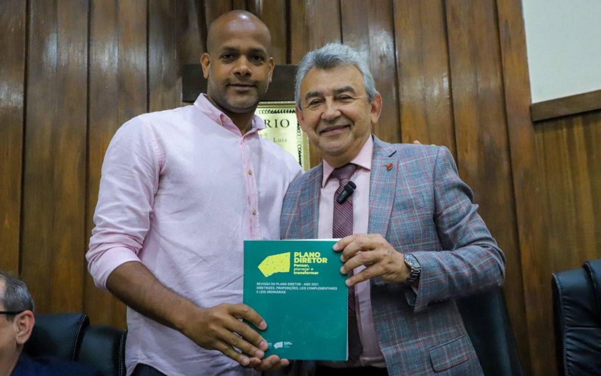 Da esquerda para a direita: Subsecretário de Captação de Recursos Leonardo dos Santos e o prefeito Dr.João