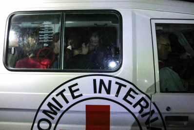 Grupo de reféns libertados pelo Hamas chega a Israel