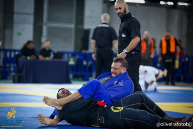 Faixa-preta dá a 'volta pro cima' como master para brilhar no Jiu-Jitsu