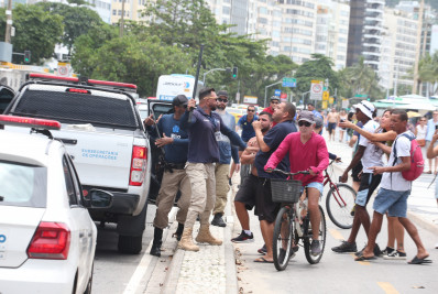 Ambulantes, pedestres e agentes da Seop se envolvem em confusão durante ação em Copacabana