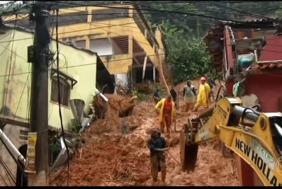 Moradores de área de risco são retirados pela Defesa Civil Estadual e Corpo de Bombeiros em simulados realizados hoje em todo o Estado