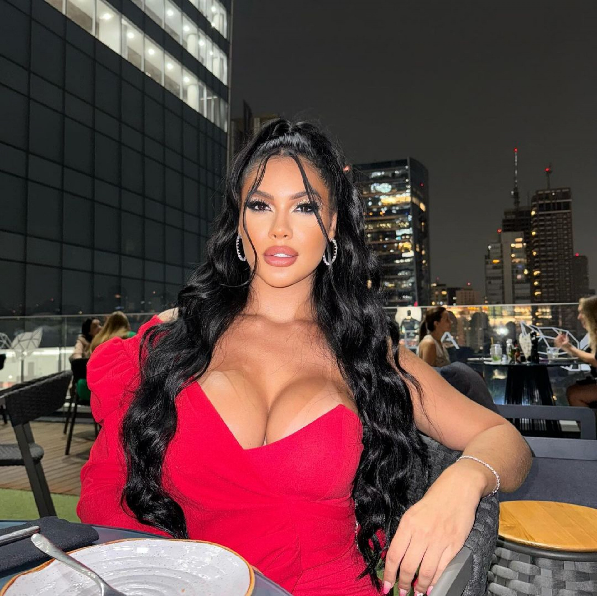 Ayarla Souza é a influenciadora com quem Fiuk trocou beijão em festa - Reprodução/Instagram