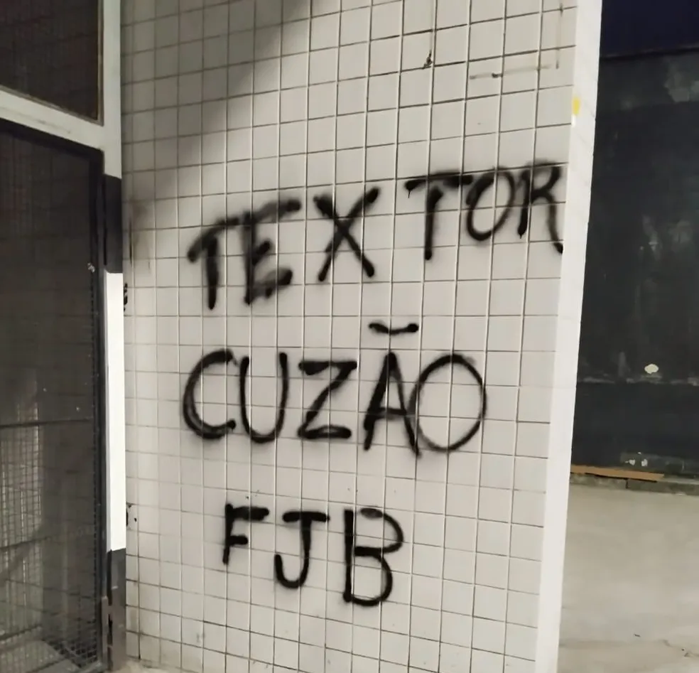 Pichações do lado de fora do Estádio Nilton Santos - X / Fogão do Meu Coração