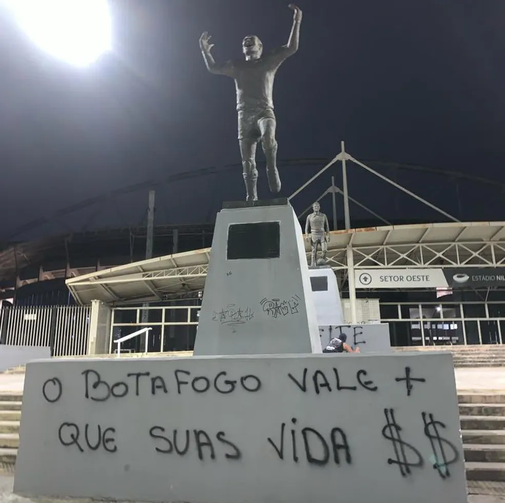 Pichações do lado de fora do Estádio Nilton Santos - X / Fogão do Meu Coração