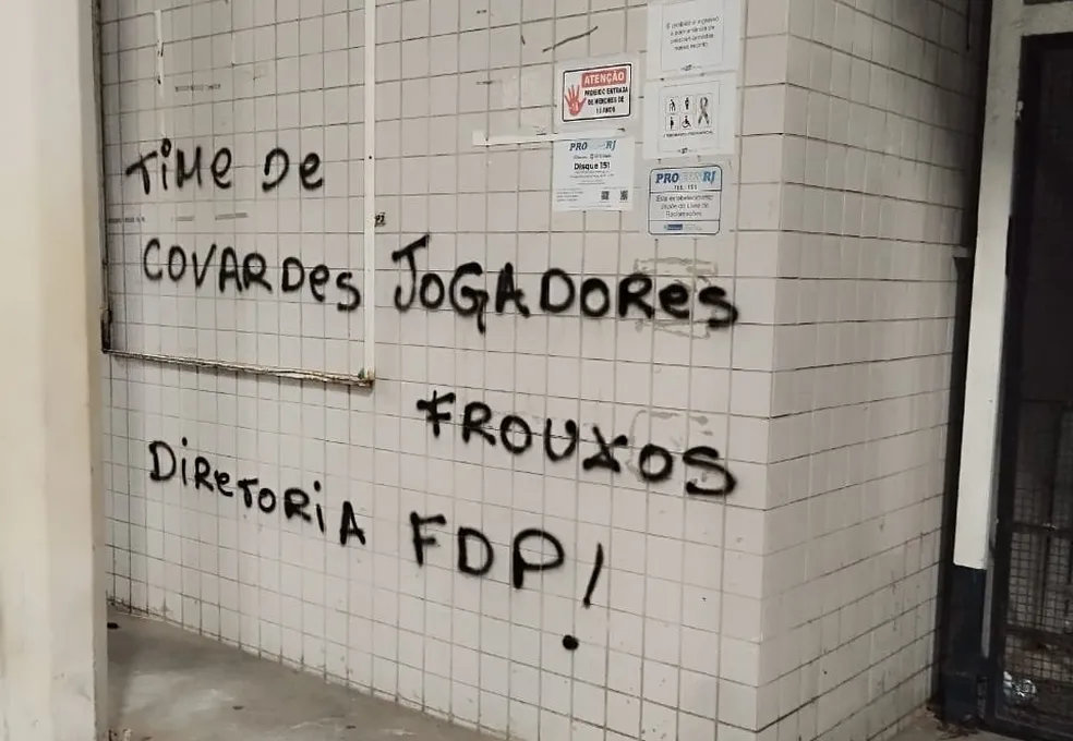 Las paredes de Nilton Santos fueron pintadas con amenazas dirigidas a los jugadores de Botafogo y a John Textor |  Botafogo