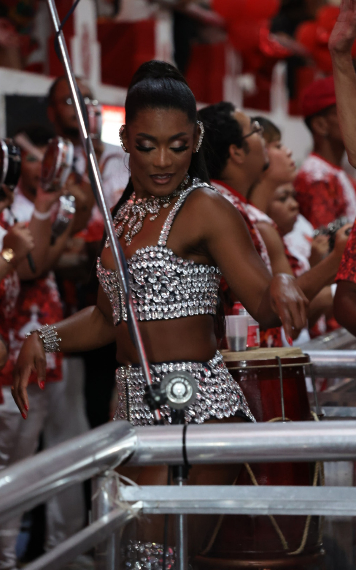 Rainha de bateria da Viradouro, Erika Januza foi recebida na quadra do Salgueiro