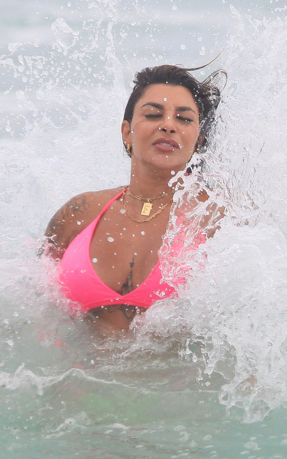 Jenny Miranda curte dia de praia em família na Barra da Tijuca, Zona Oeste do Rio