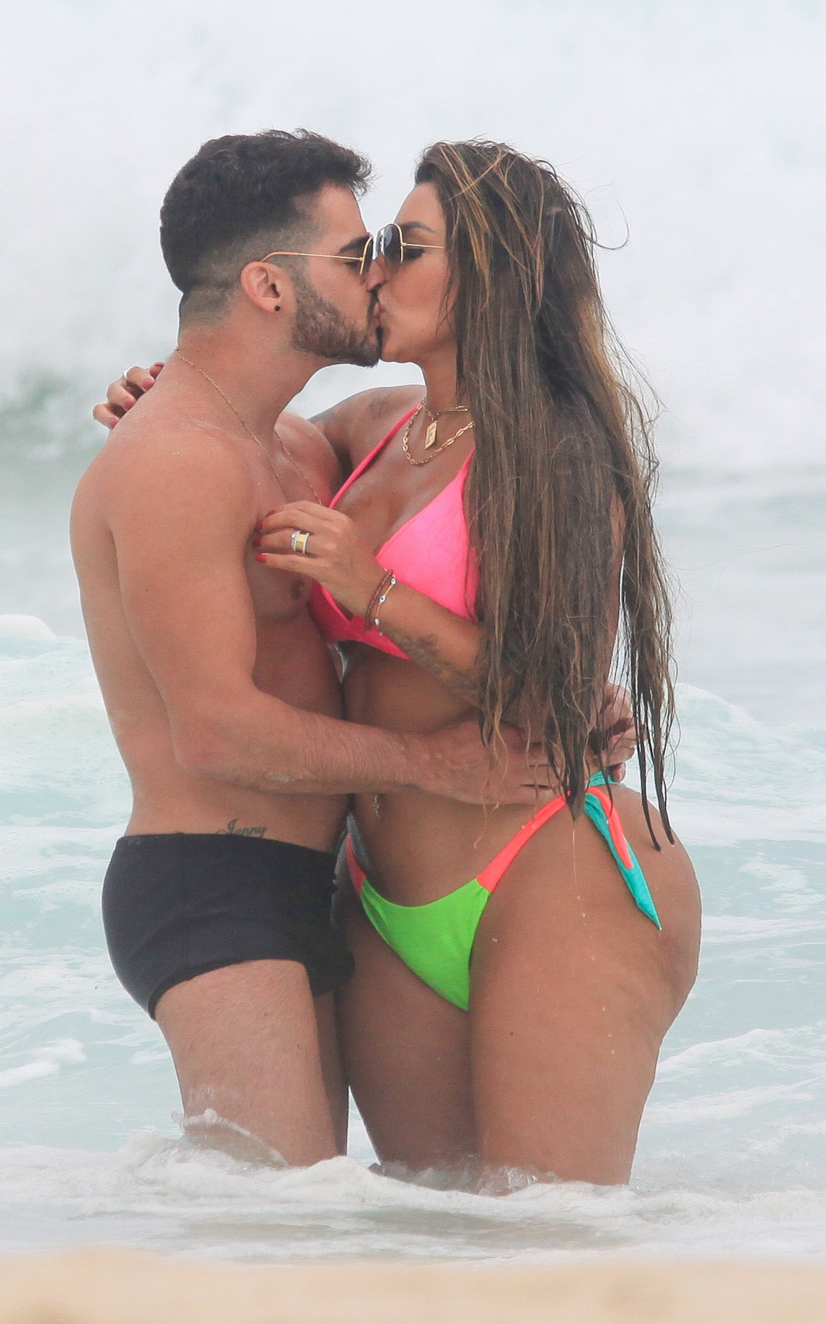 Jenny Miranda curte dia de praia em família na Barra da Tijuca, Zona Oeste do Rio