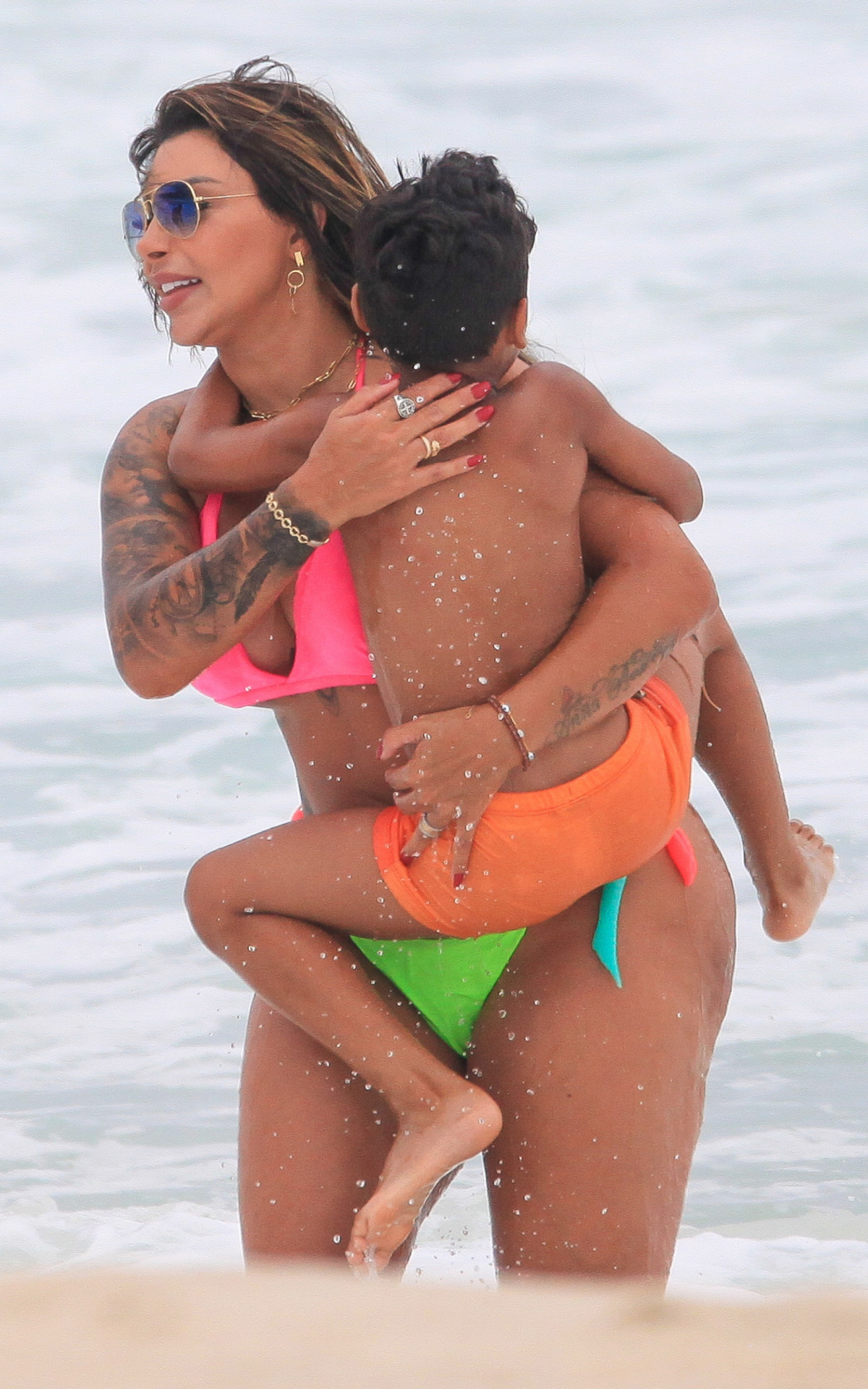 Jenny Miranda curte dia de praia na Barra da Tijuca, na Zona Oeste do Rio