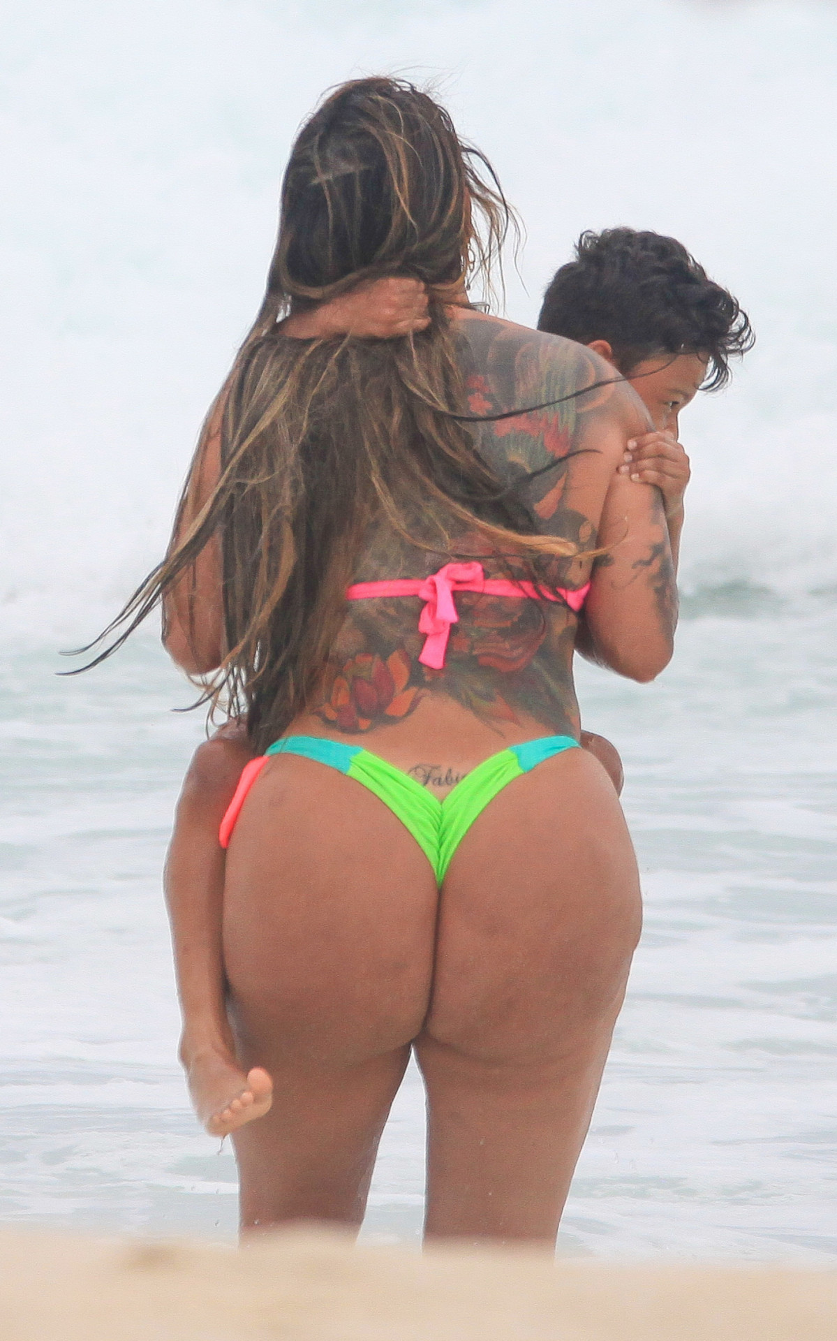 Jenny Miranda curte dia de praia na Barra da Tijuca, na Zona Oeste do Rio