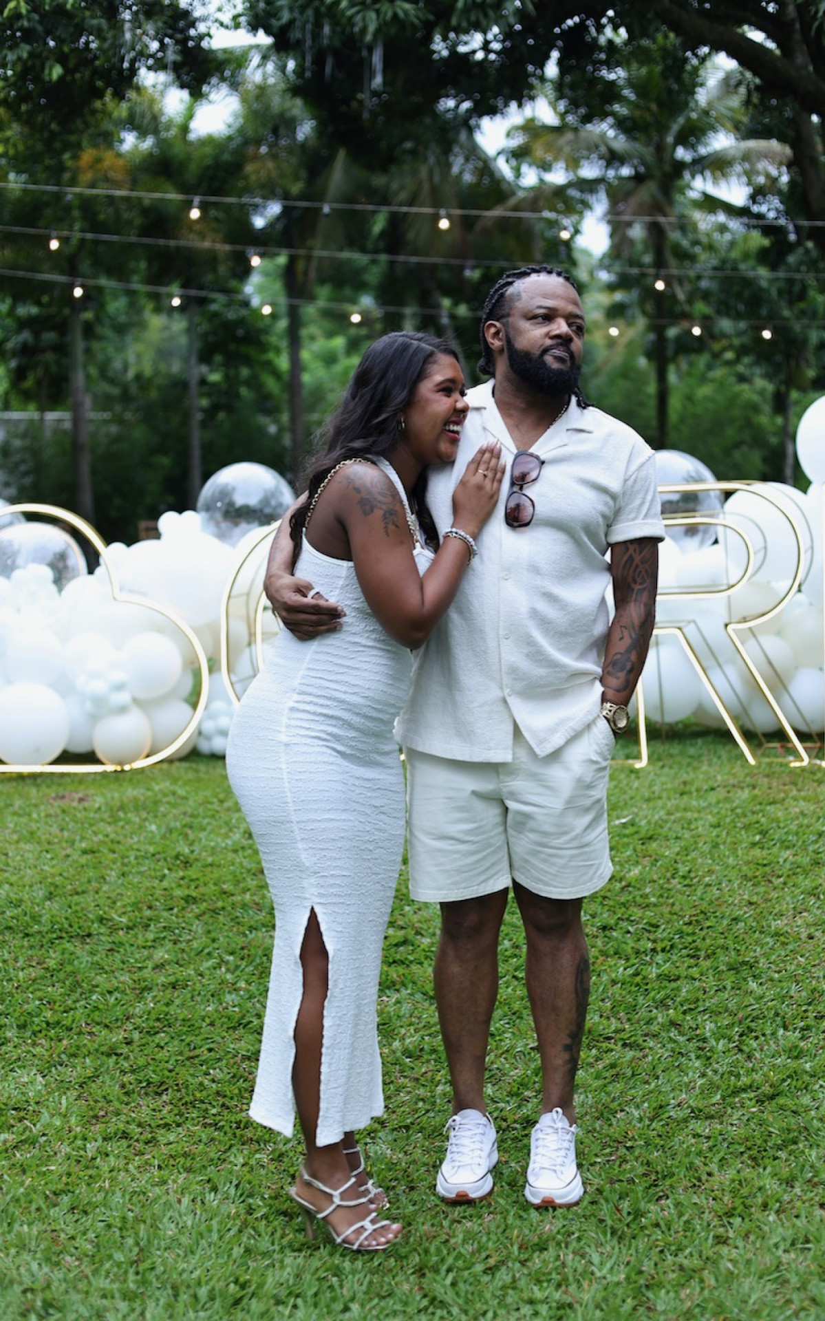 Thay Pereira e Xande de Pilares no chá revelação do primeiro filho do casal