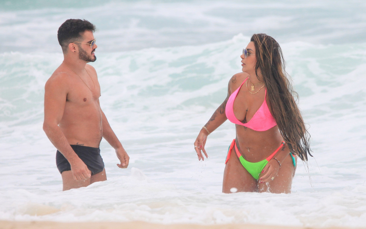 Jenny Miranda curte dia de praia na Barra da Tijuca, na Zona Oeste do Rio - Fabrício Pioyani / Agnews