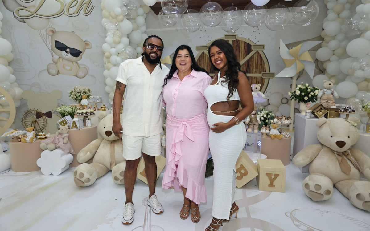 Xande de Pilares e Thay Pereira posaram com Monica Silva, mulher de Zeca Pagodinho