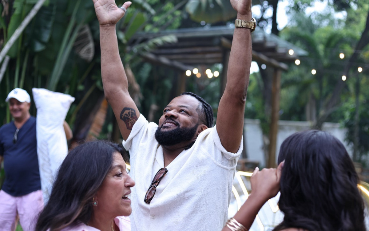 Regina Casé se emocionou com Xande de Pilares no chá revelação da filha do cantor