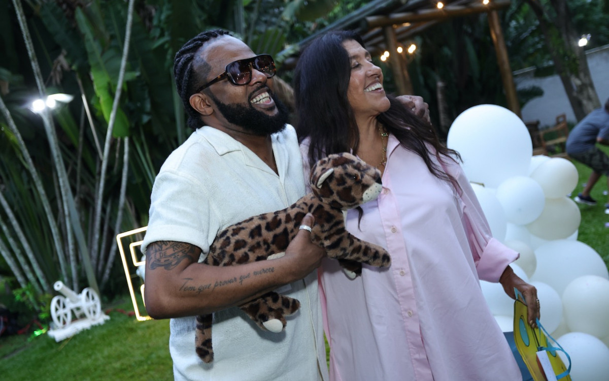 Regina Casé se emocionou com Xande de Pilares no chá revelação da filha do cantor