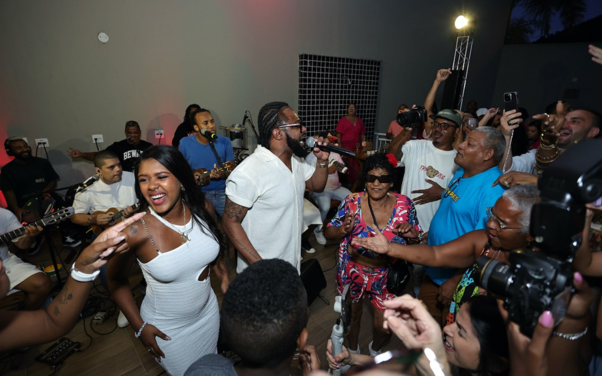 Chá revelação da filha de Xande de Pialres teve participação da bateria do Salgueiro