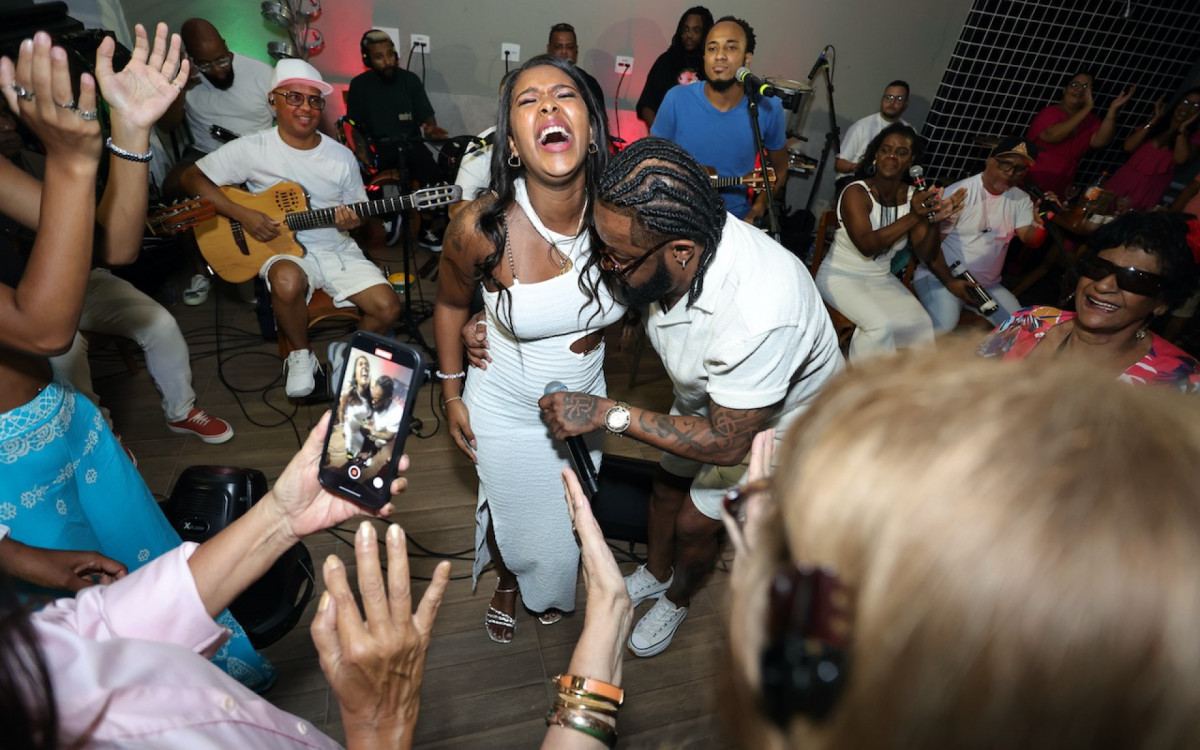 Chá revelação da filha de Xande de Pialres teve participação da bateria do Salgueiro