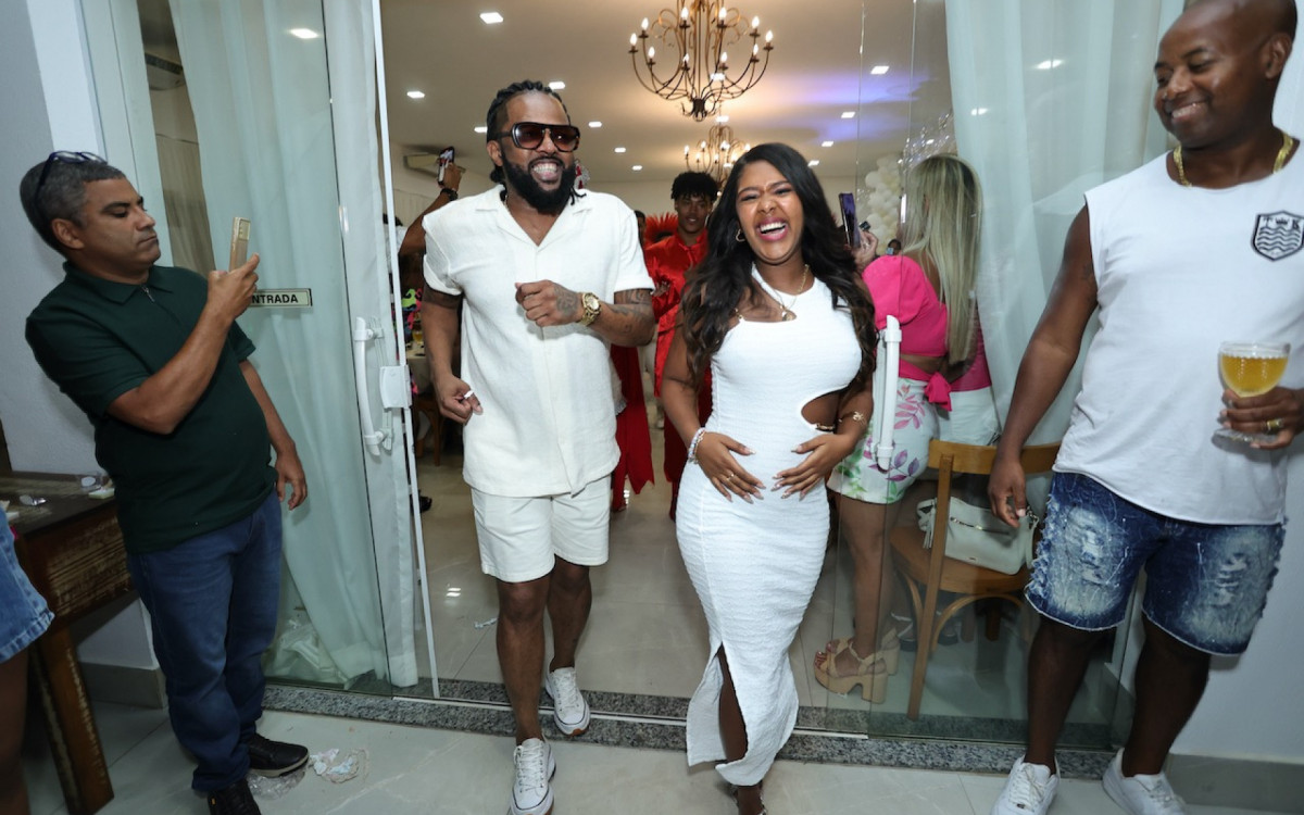 Chá revelação da filha de Xande de Pialres teve participação da bateria do Salgueiro