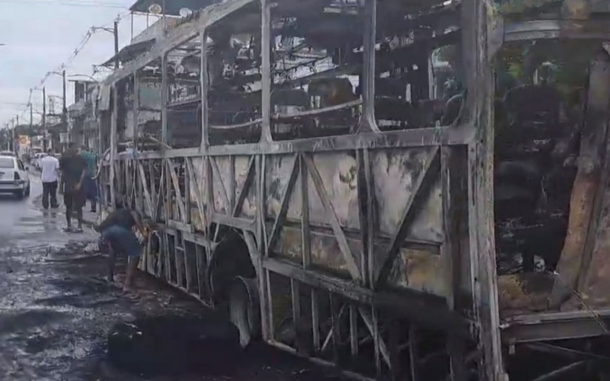Ônibus foi incendiado após prisão de suspeito em Duque de Caxias