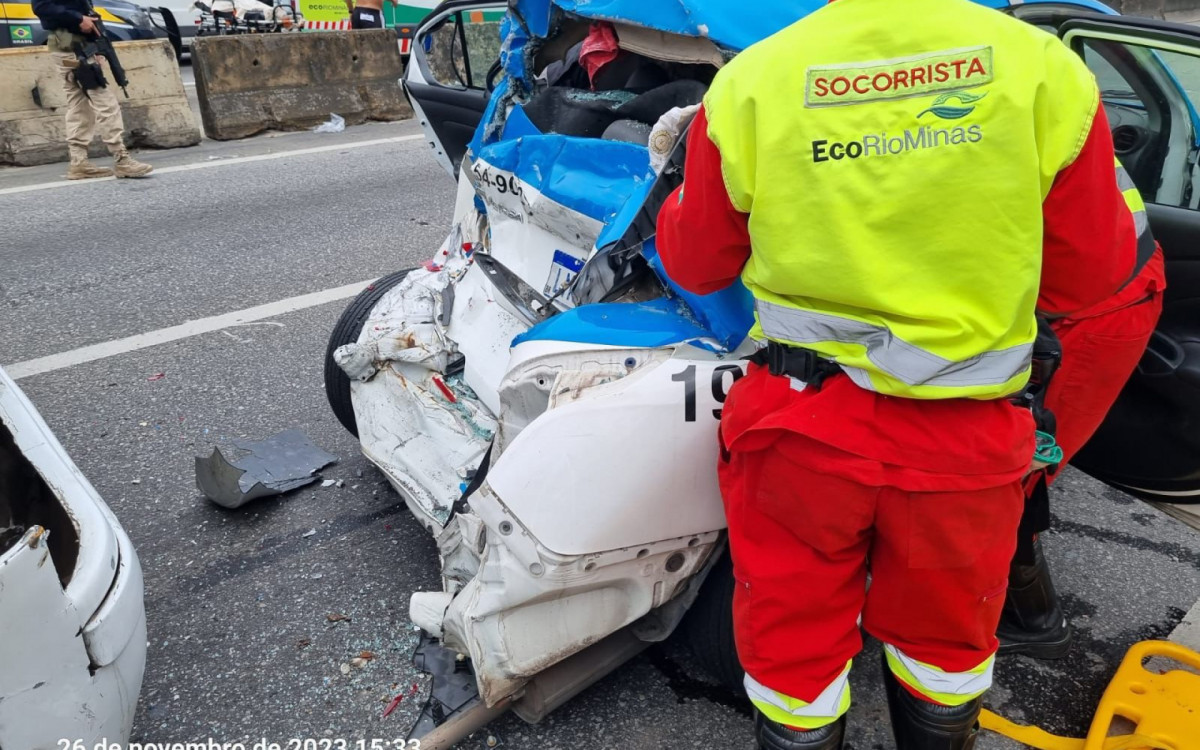 Viatura da PM ficou destruída