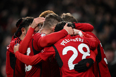 Com golaço de bicicleta, Manchester United vence Everton e embala no Inglês