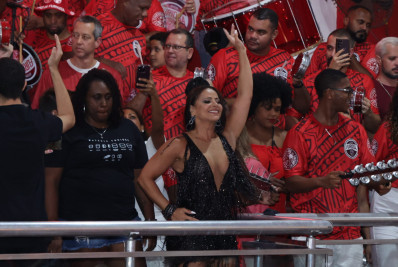 Viviane Araújo recebe Erika Januza e mais famosas na quadra do Salgueiro