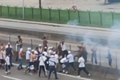 Briga entre torcedores de Botafogo e Santos interdita Rodovia Presidente Dutra