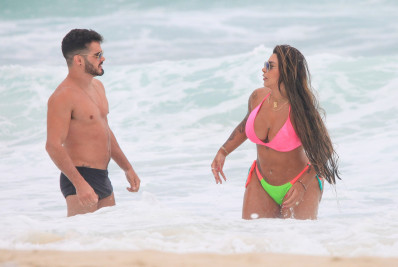 Ex-Fazenda Jenny Miranda exibe as curvas em dia de praia no Rio