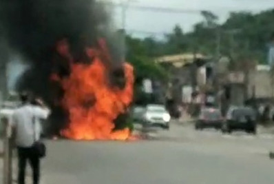 Ônibus é incendiado em Duque de Caxias durante protesto sobre ação policial