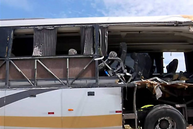 Colisão entre ônibus deixa dois mortos em rodovia, em Minas Gerais