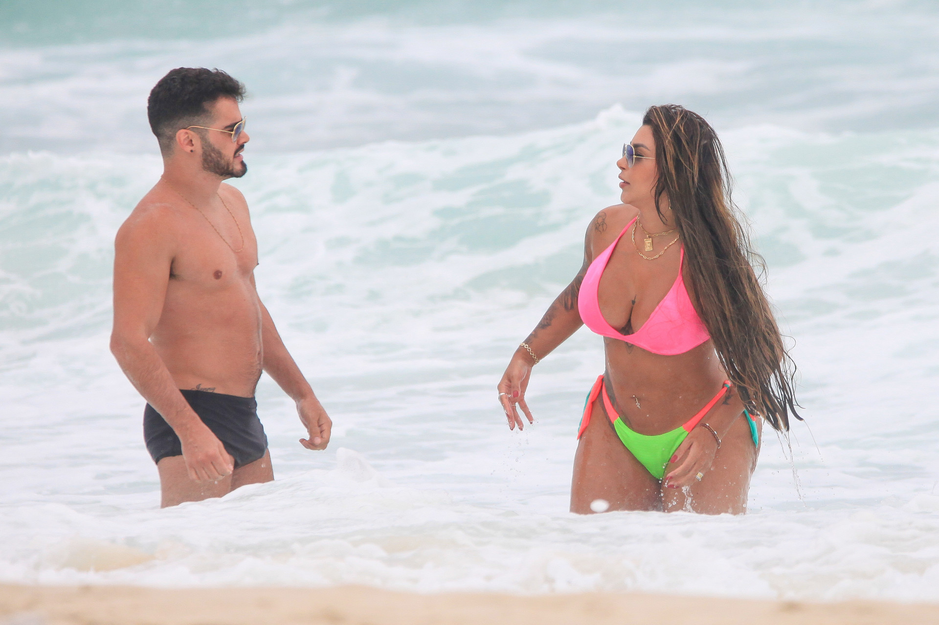 Jenny Miranda curte dia de praia na Barra da Tijuca, na Zona Oeste do Rio - Fabrício Pioyani / Agnews