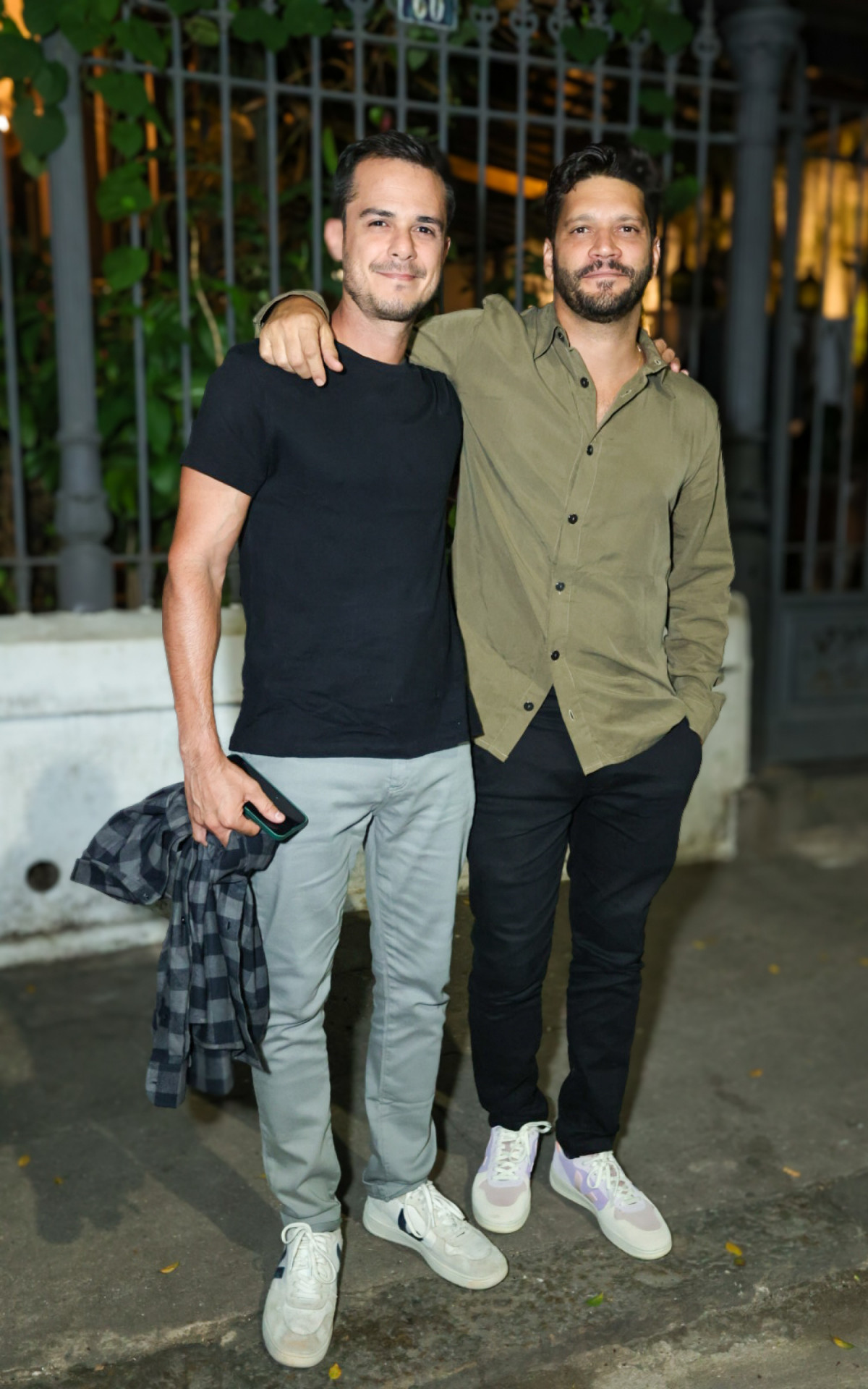 Armando Babaioff e o namorado, Victor Novaes