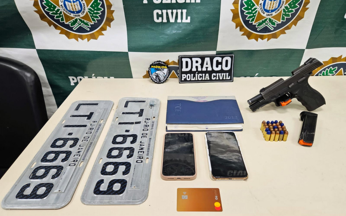 Delson estava com uma pistola .40 suprimida e munições; ele foi preso após ser baleado em um confronto