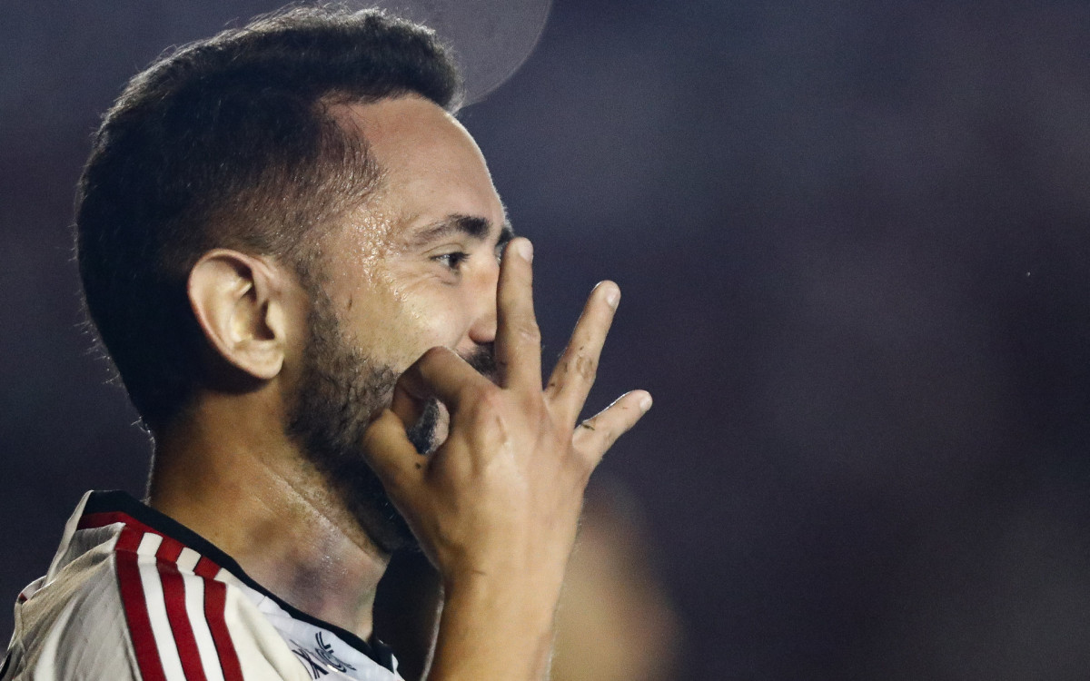 Everton Ribeiro marcou um golaço de letra na vitória por 3 a 0 sobre o América-MG, no domingo
