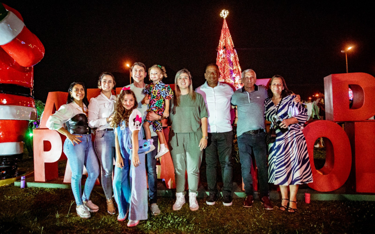 A prefeita Marina Rocha e o vice-prefeito Natalício da Farmácia estão acompanhados de alguns familiares e amigos na inauguração da árvore de Natal