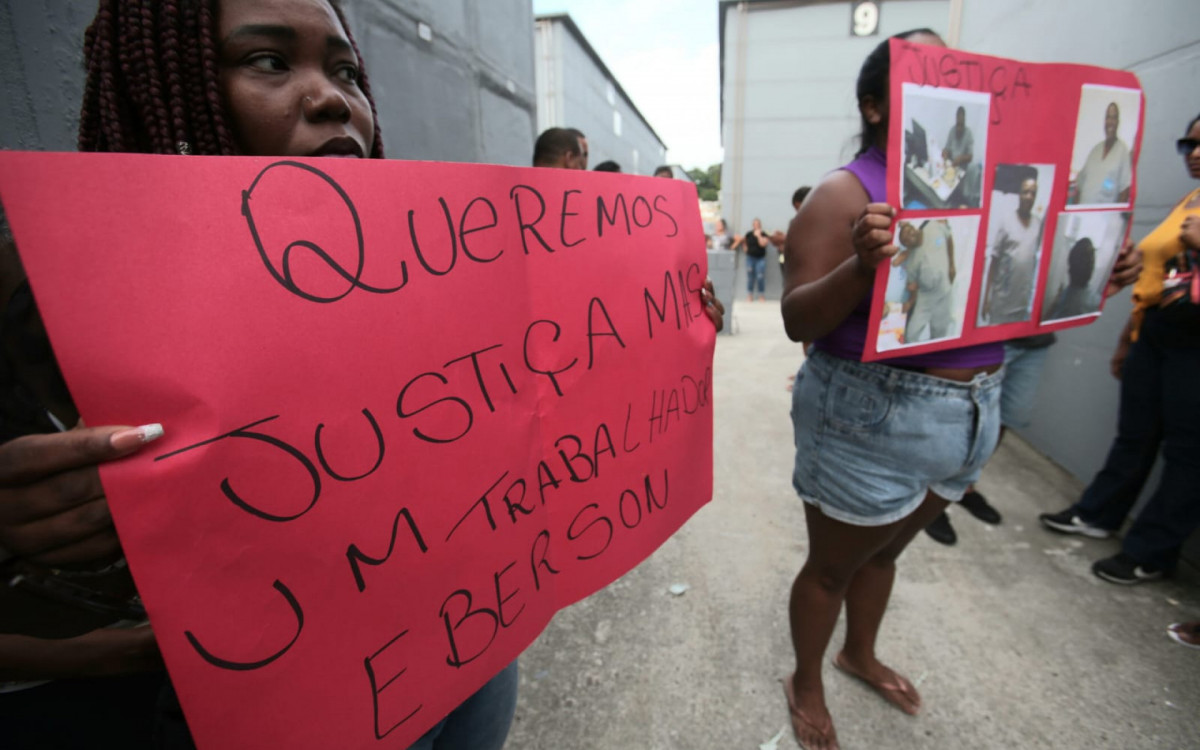 Familiares de Eberson Luiz Santos levaram cartazes com pedidos de justiça para o sepultamento
