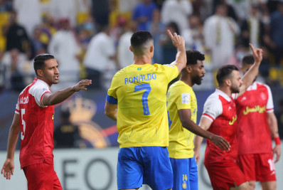 Cristiano Ronaldo corrige árbitro após marcação de pênalti a favor