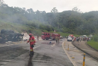 Bombeiros combatem incêndio em carreta após tombamento na Serra de Petrópolis
