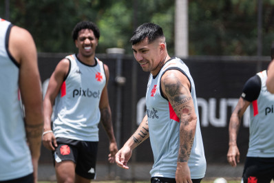 Medel treina com bola e deve estar à disposição do Vasco para o jogo contra o Corinthians