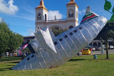 Prefeito de cidade colombiana coloca réplica de avião da Chapecoense em praça e revolta moradores