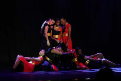 Ballet municipal de São Pedro comemora um ano e meio de funcionamento com espetáculo