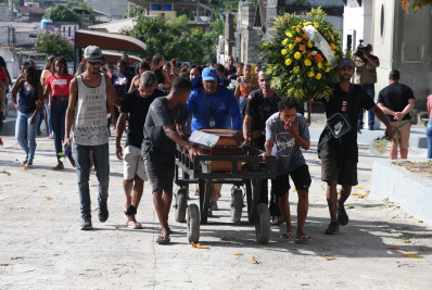 Maqueiro e mecânico mortos na Vila Kennedy são enterrados na Zona Norte