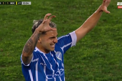 Jogador faz gol no Boca e imita comemoração de John Kennedy, do Fluminense