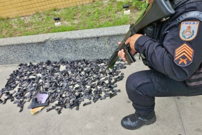 Homem com seis passagens por tráfico de drogas é detido com cocaína em Arraial do Cabo