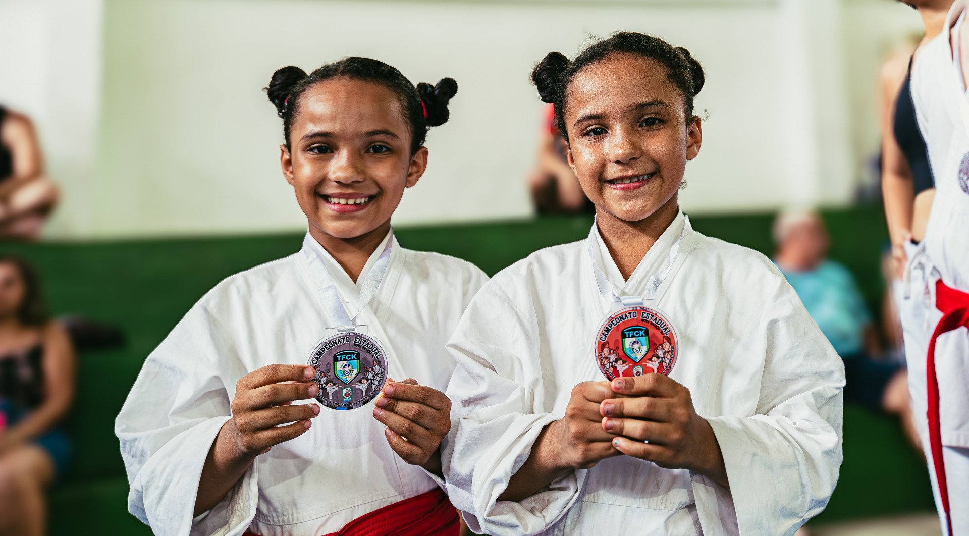 As filhas gêmeas, Laura e Maitê, de 7 anos, seguem os passos do pai e já conseguiram suas próprias medalhas - Mateus Carvalho / PMN