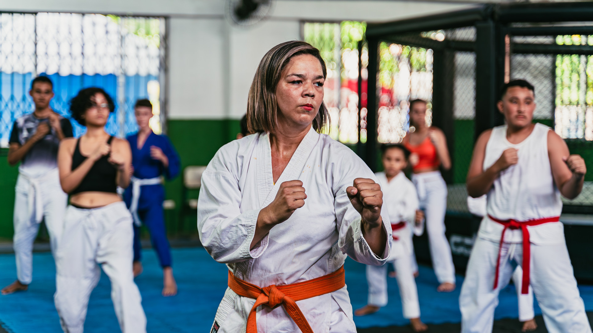 Jaqueline Santos, detentora de tr&ecirc;s medalhas de ouro na categoria master, inclusive competindo com atleta duas faixas acima nesta &uacute;ltima disputa, divide seu dia entre a pr&aacute;tica do esporte e o trabalho volunt&aacute;rio como secret&aacute;ria no local - Mateus Carvalho / PMN