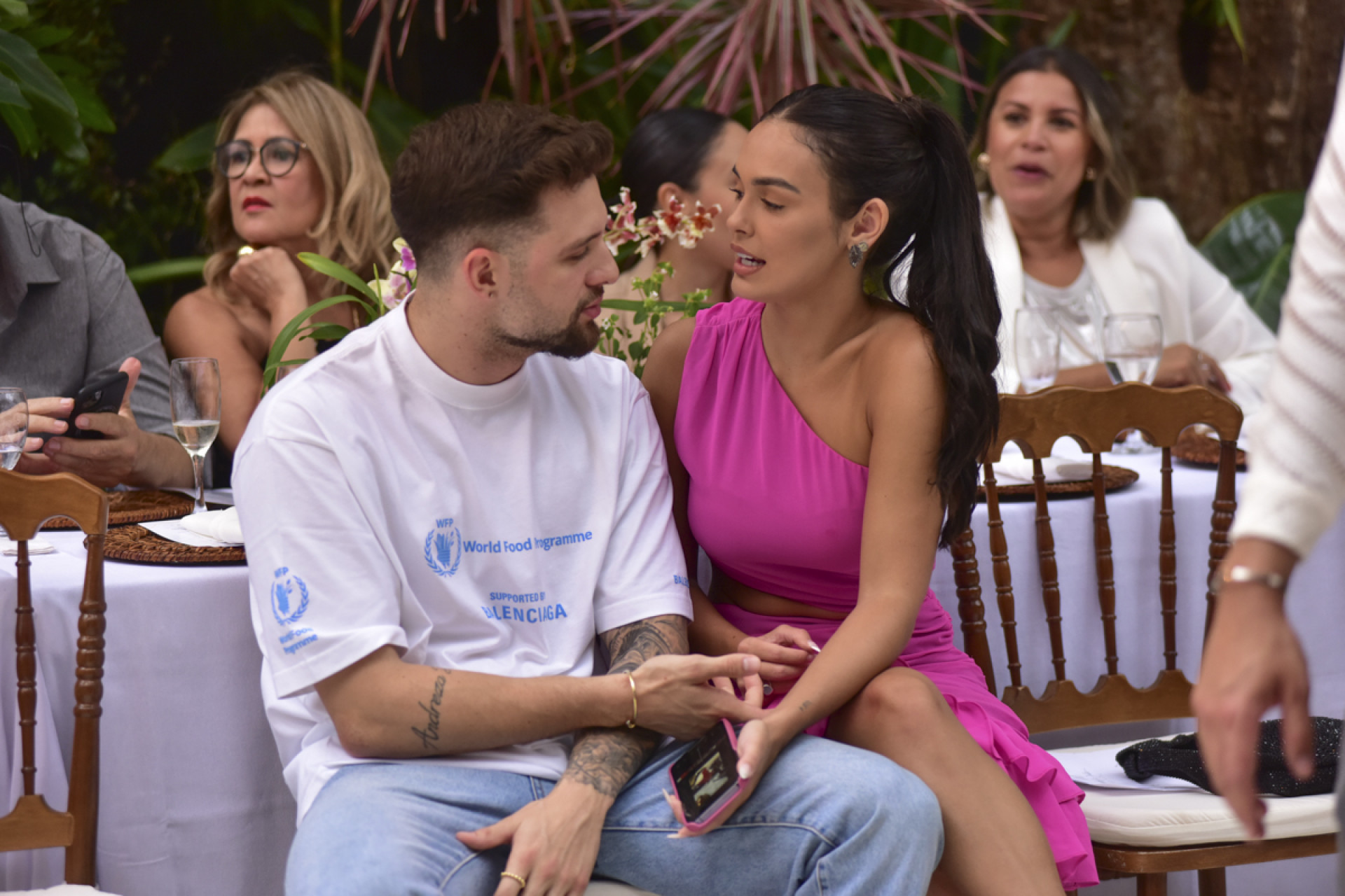 Larissa Santos foi vista acompanhada por empresário, neste domingo - LEO FRANCO