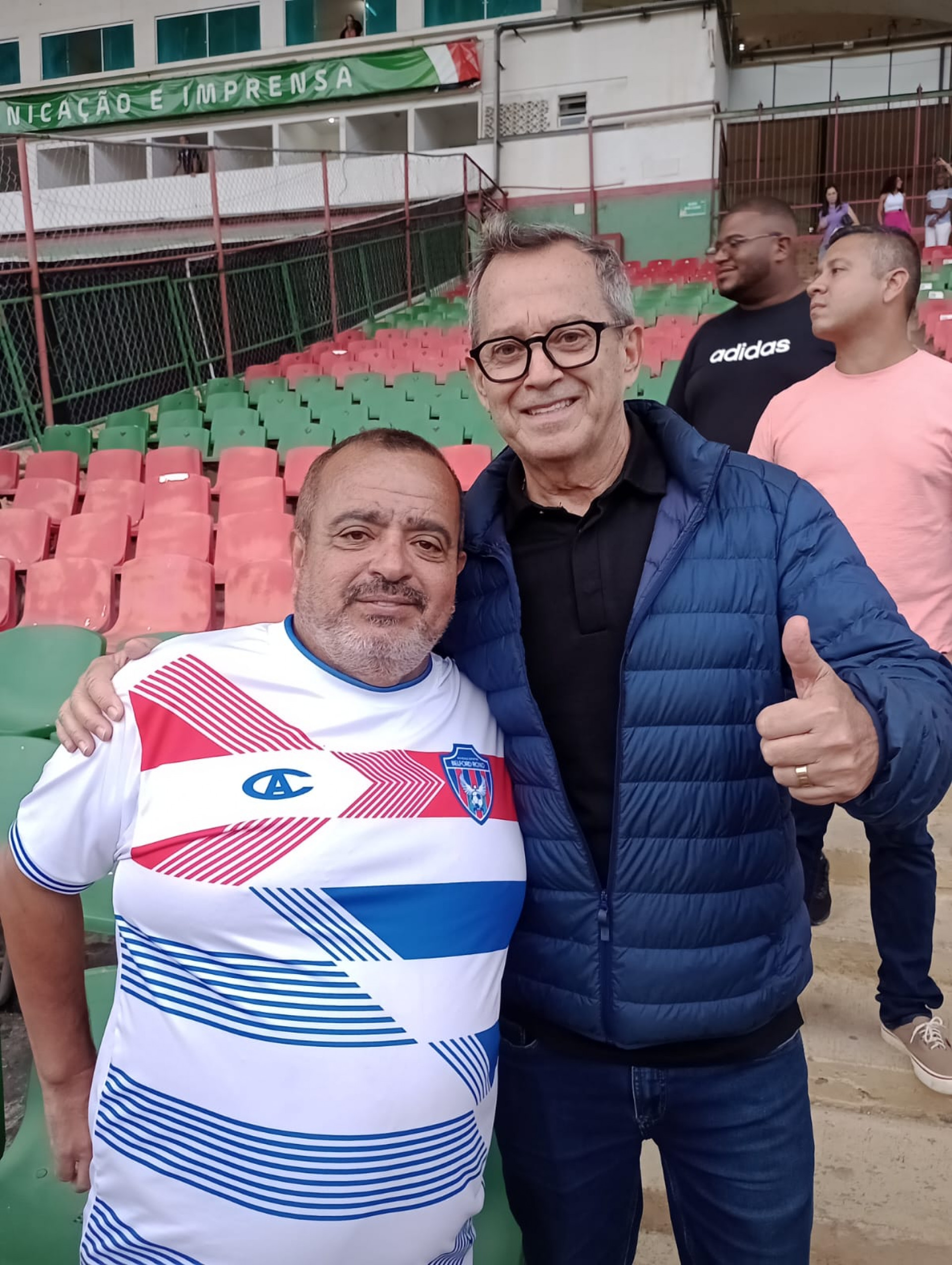O presidente do Nova Igua&ccedil;u FC, J&acirc;nio Moraes (D), prestigiou o jogo do coirm&atilde;o da Baixada Fluminense - William Davoli / SEBR