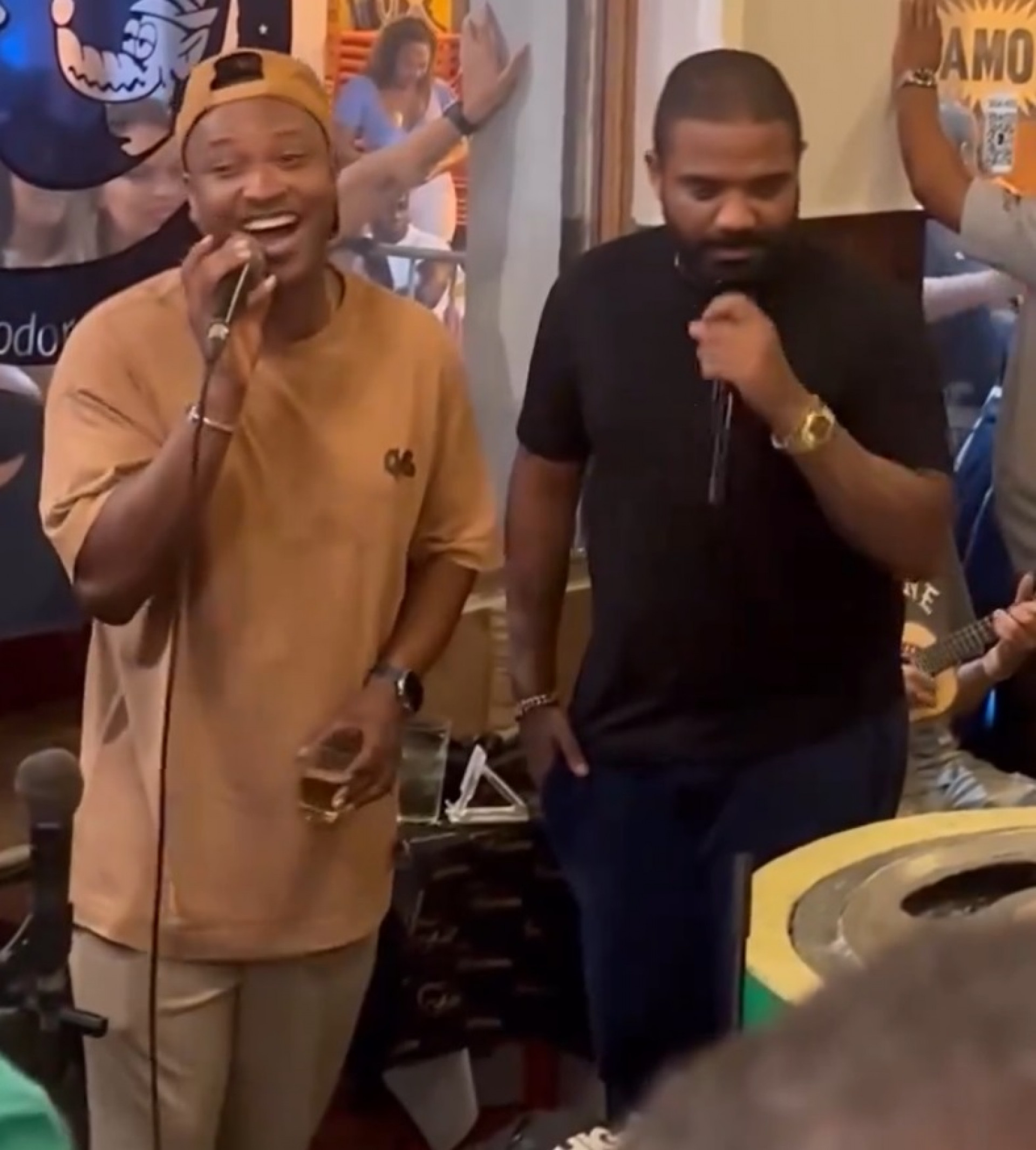 Thiaguinho canta ao lado de Arlindinho no Beco do Rato - Reprodução de vídeo