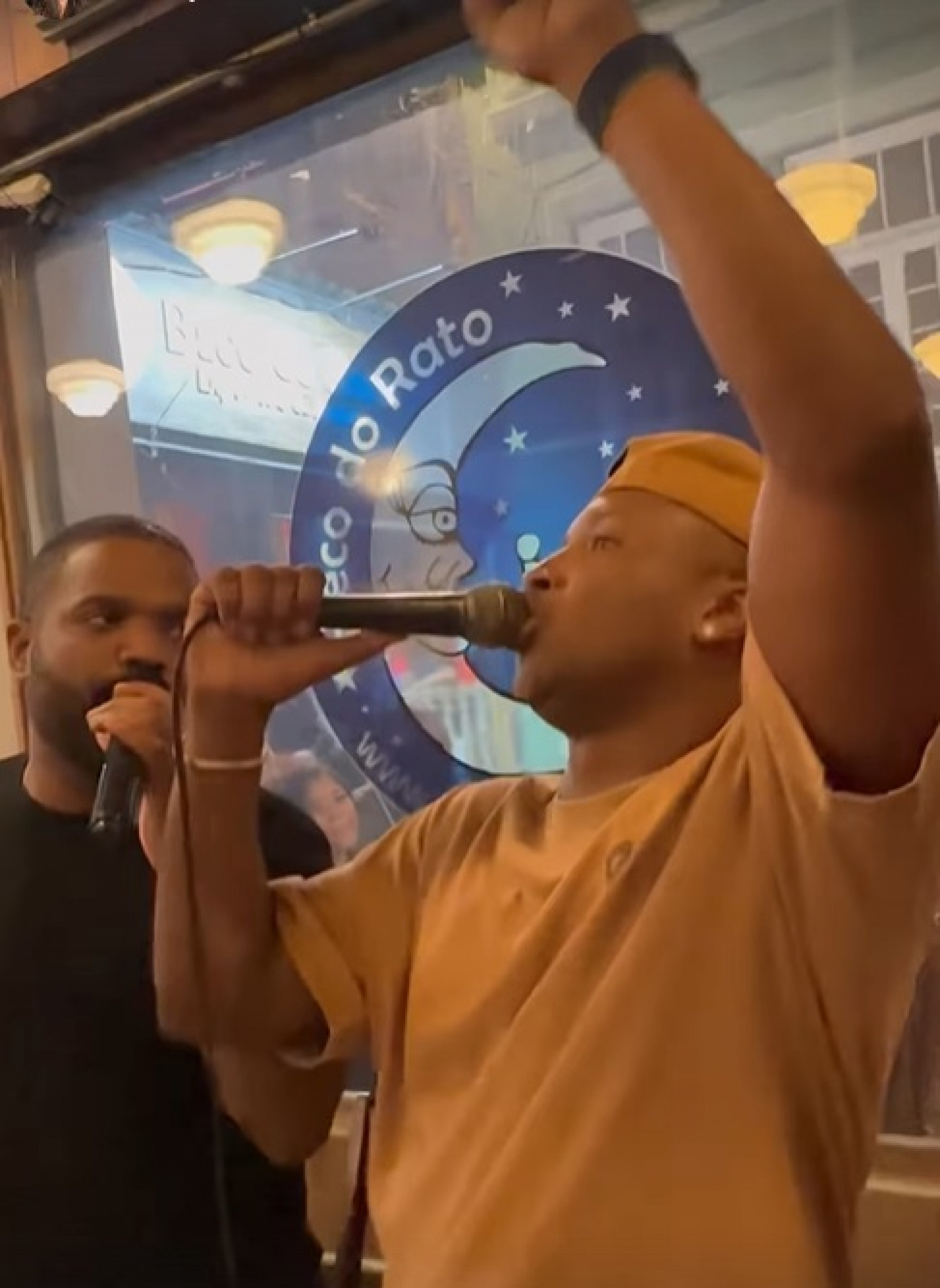 Thiaguinho canta ao lado de Arlindinho no Beco do Rato - Reprodução de vídeo